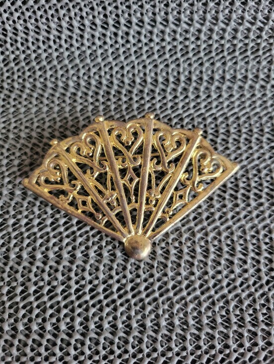 Anne Klein Jewelry - Anne Klein Fan Brooch Gold Tone Filigree Heart Motif Signed Vintage